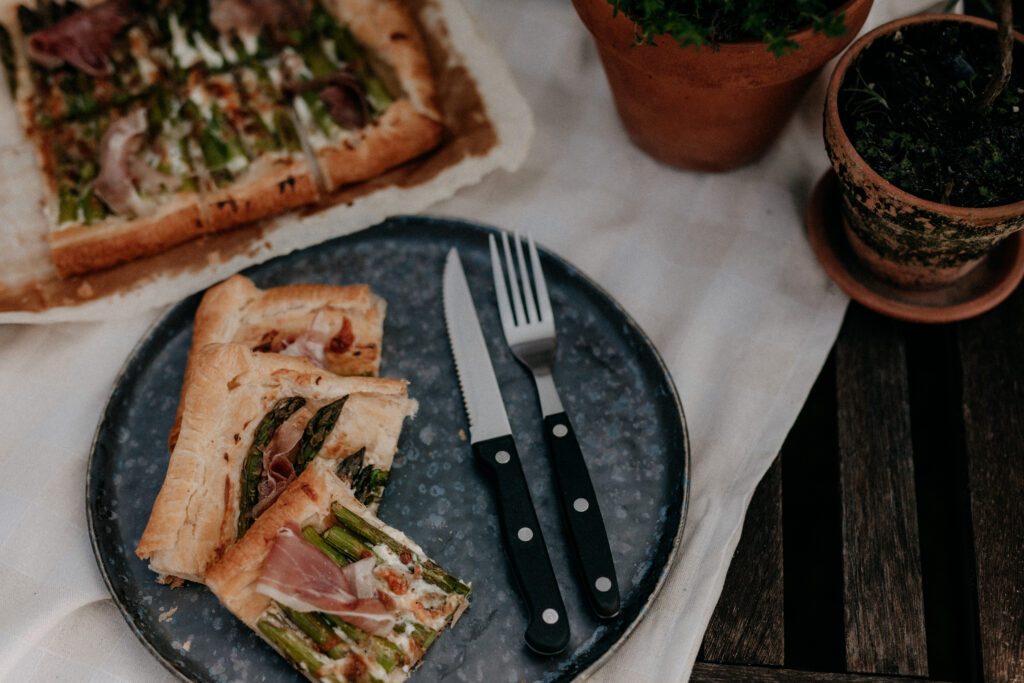 Blätterteigtarte mit grünem Spargel, schnelle Spargeltarte, gesunde Rezepte mit Spargel