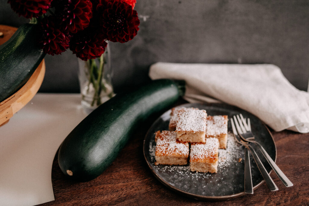 Saftiger Zucchinikuchen vom Blech, zucchini rezepte, zucchini rezepte schnell, vegetarische zucchinirezepte, zucchini rezepte aus dem ofen