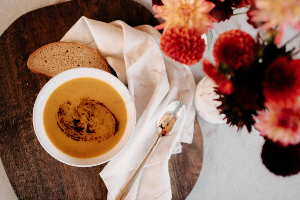 Herbstrezept Kürbissuppe, Winterrezept Kürbiscremesuppe, einfaches und schnelles Kürbisrezept, vegane Kürbissuppe